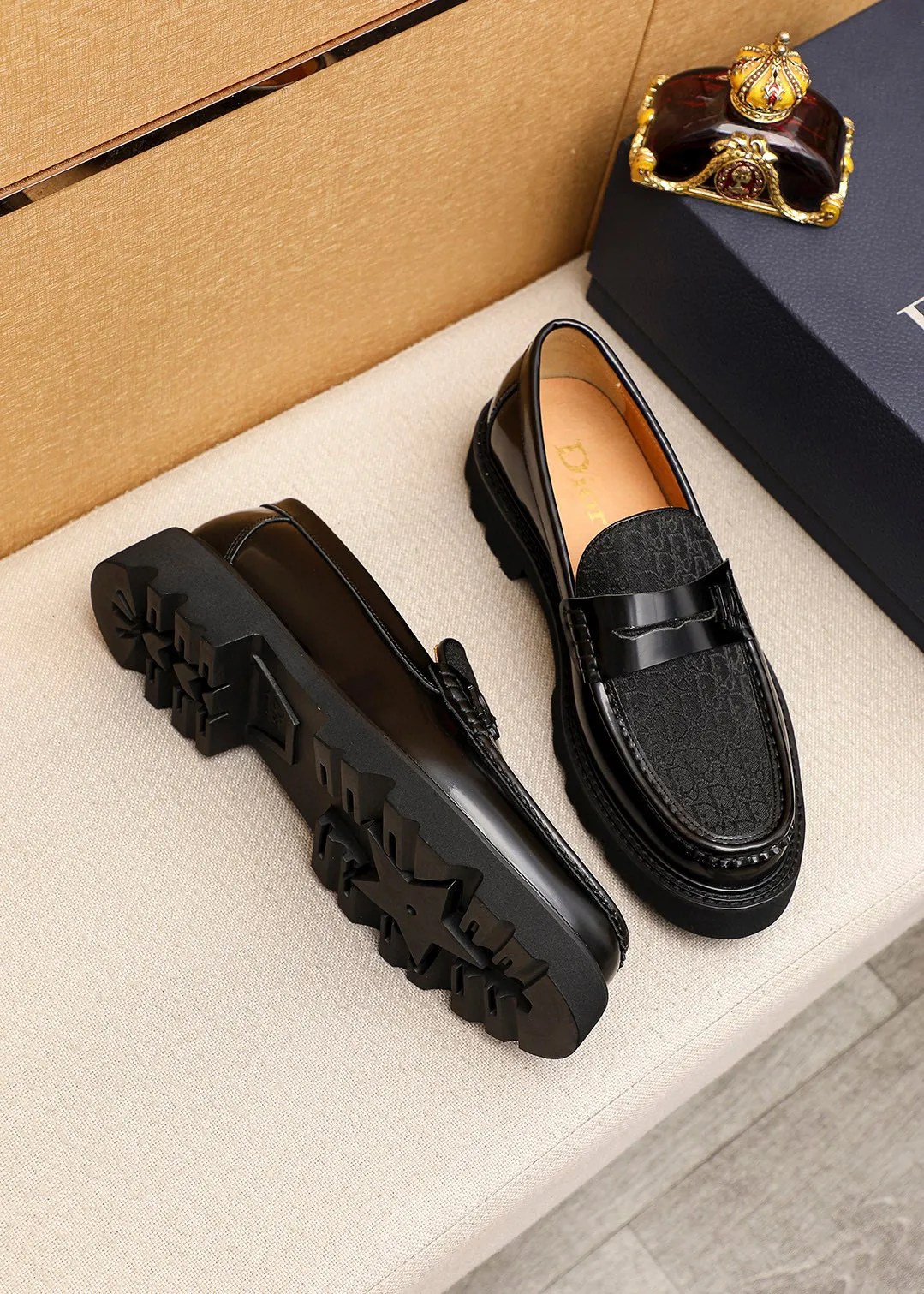 Men's shoes 💰480 💐 Product trademark: Dior "Dior" casual leather shoes Regular size: 39-44 (45🉑️customized) Product materials: Selected Italian imported first-layer calfskin upper, imported water-dyed 🐂 cowhide lining. Strong three-dimensional visual effect, original outsole color: 2 colors available